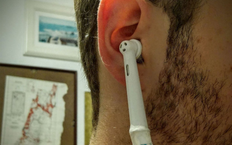 Огромные аирподсы в ушах