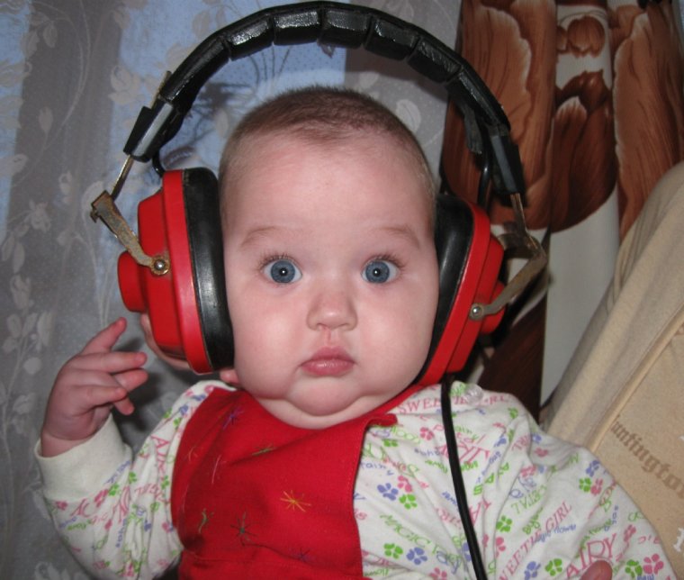Ребенок в наушниках рок