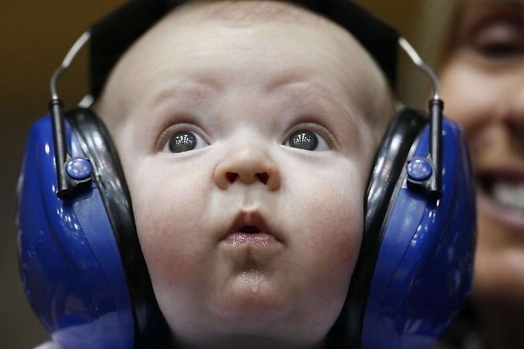 Малыш в больших наушниках