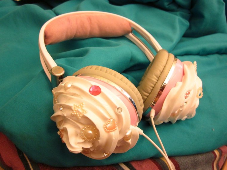 Необычные большие наушники