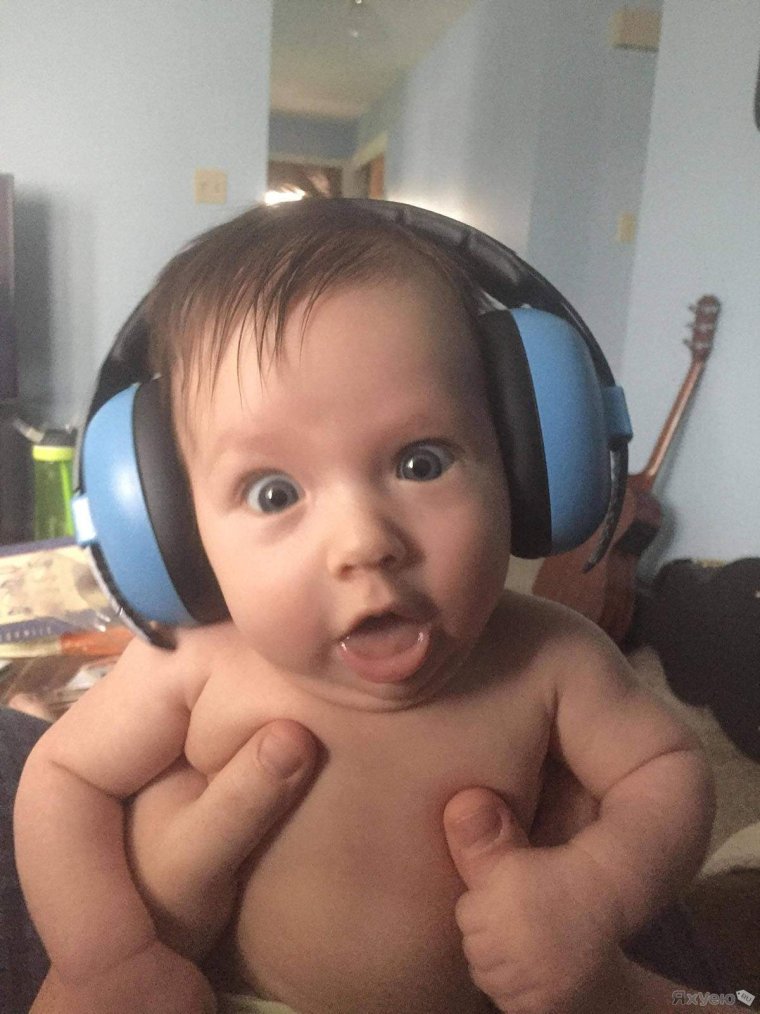 Малыш в наушниках