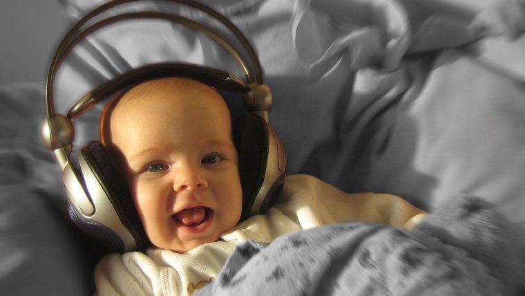 Ребенок в наушниках