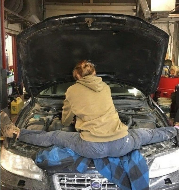 Мужик чинит машину