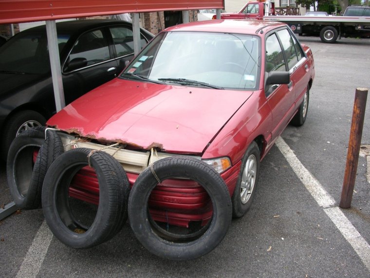 Машина обвешанная покрышками