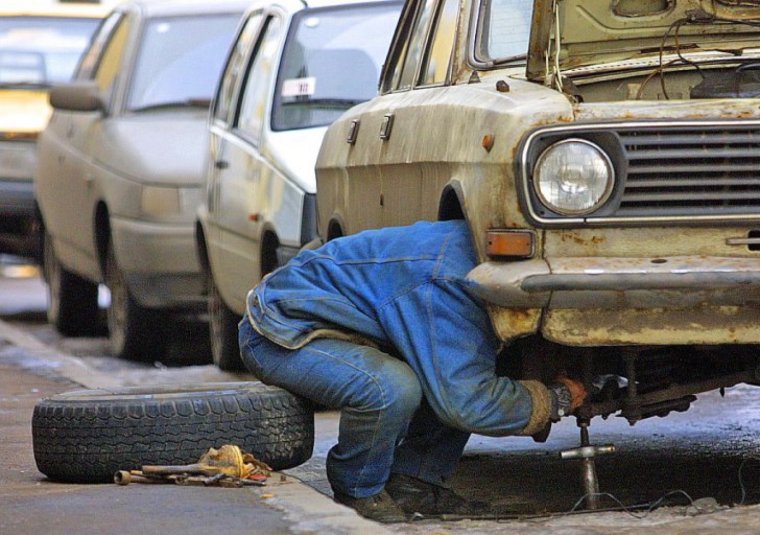 Автослесарь под машиной
