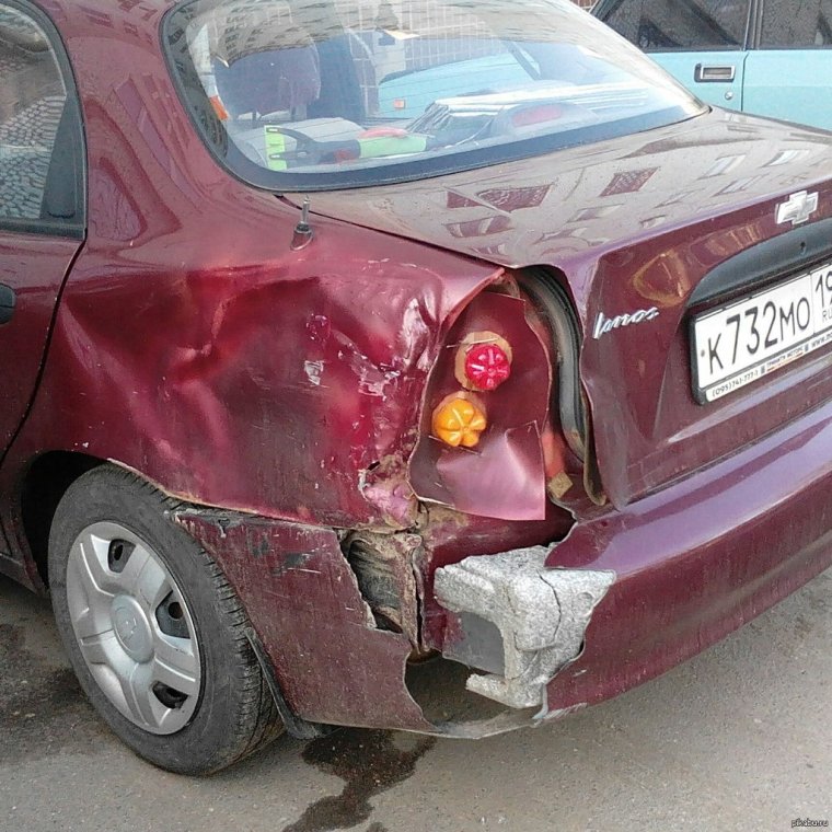 Помятый автомобиль