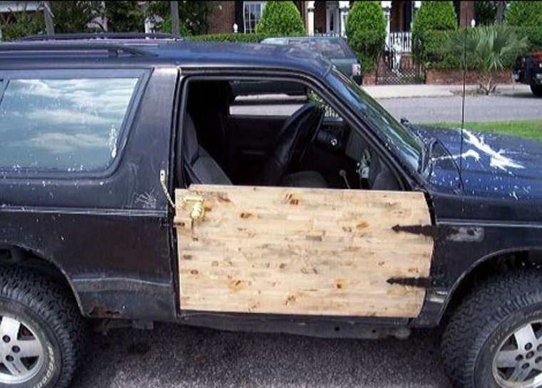 Машина с деревянными дверями