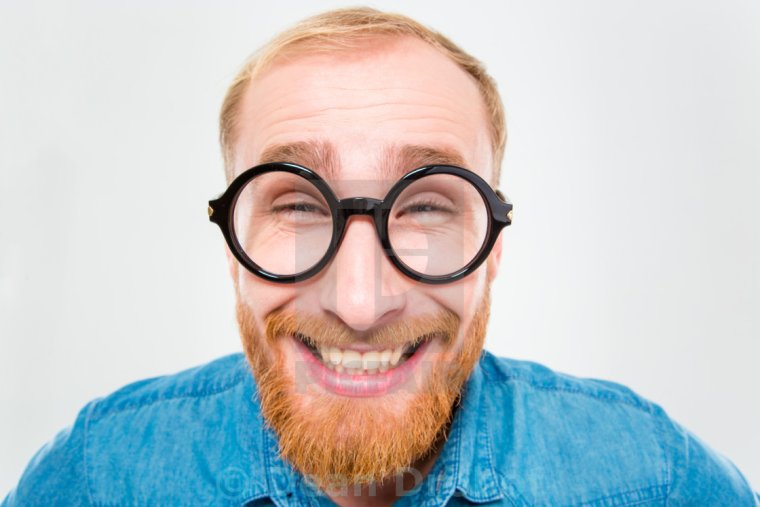 Смешной мужчина в очках