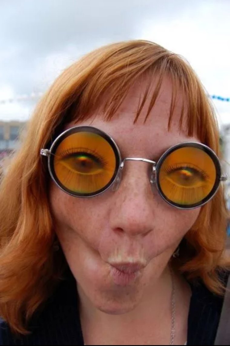 Девушка в смешных очках
