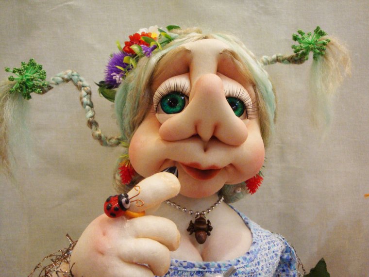 Смешная кукла растрепанная