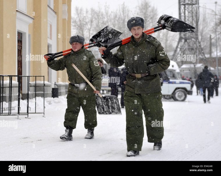 Солдат с лопатой