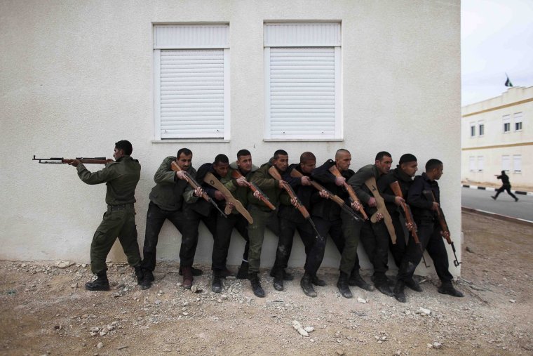 Люди с деревянными автоматами