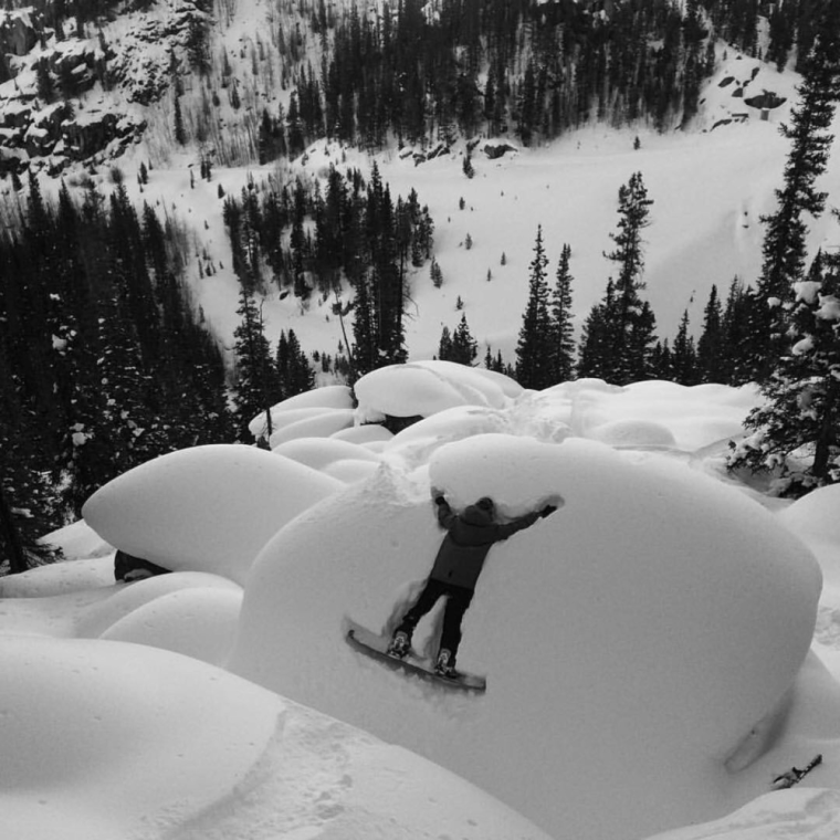 Сноубордист в снегу