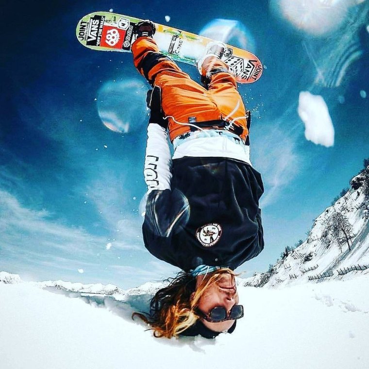 Экстремал на сноуборде