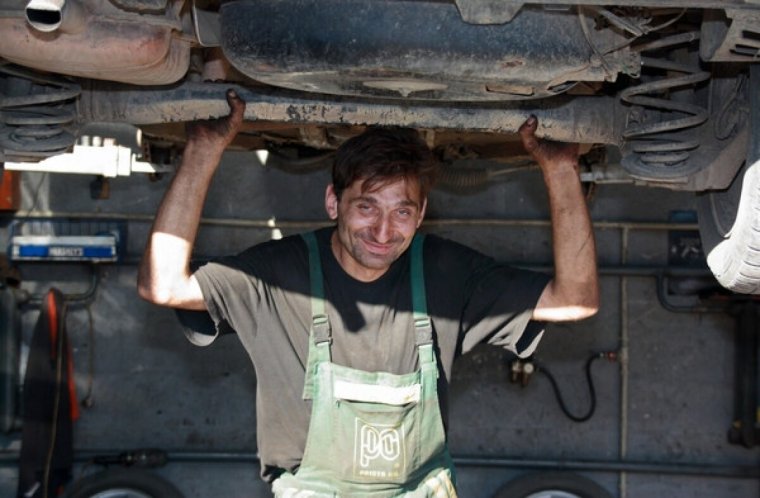 Юмор рисунок автослесарь