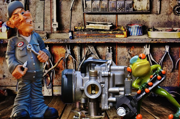 Девушка в гараже