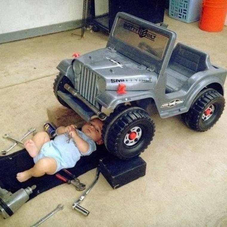 Смешной автослесарь