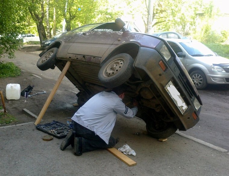 Автомеханик под машиной