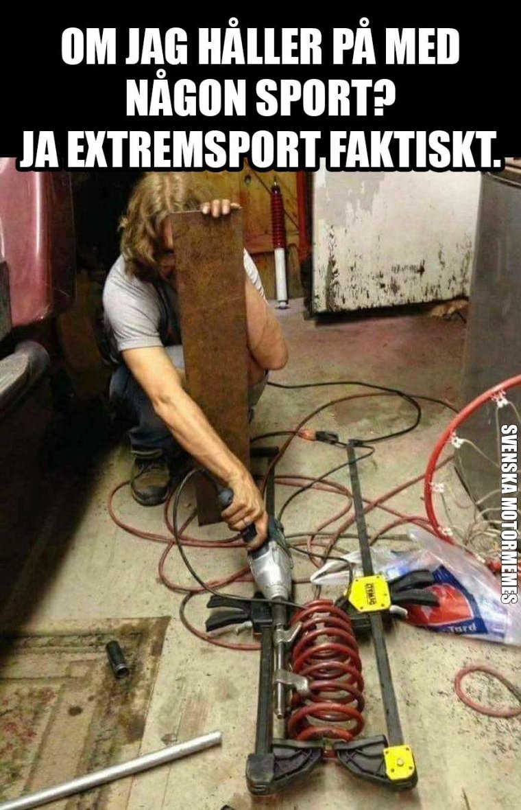 Парень чинит авто