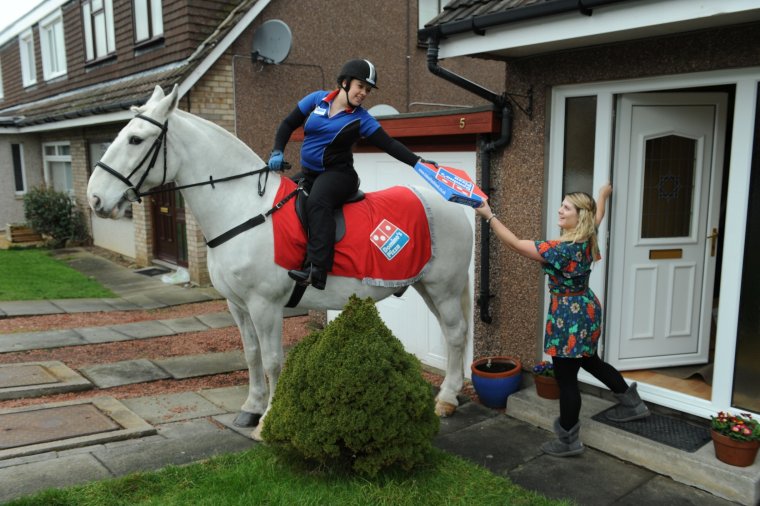 Доставщик пиццы на лошади