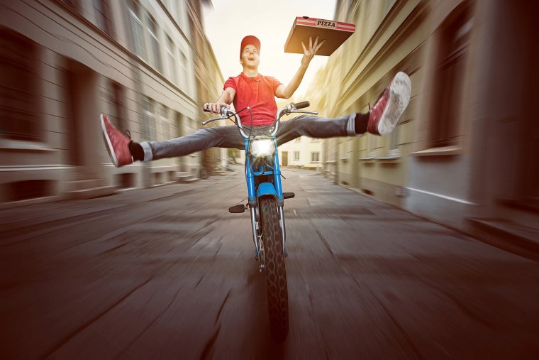 Курьер бежит