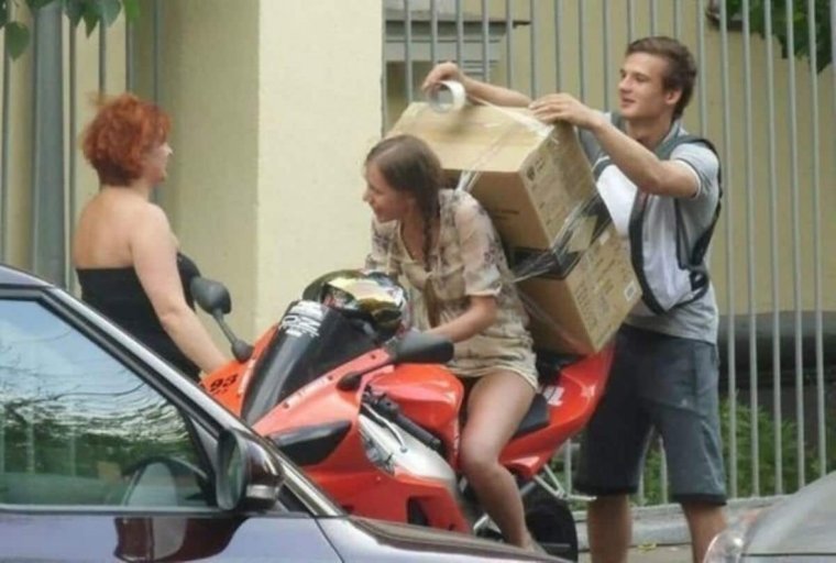 Везёт девушку на мотоцикле