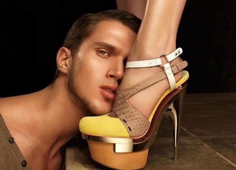 Парень под каблуком