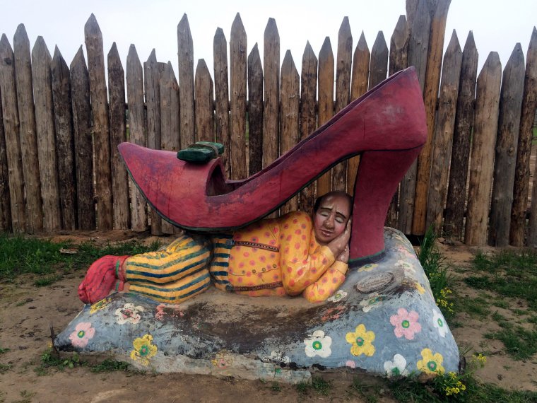 Памятник подкаблучнику в «Берендеево царство»