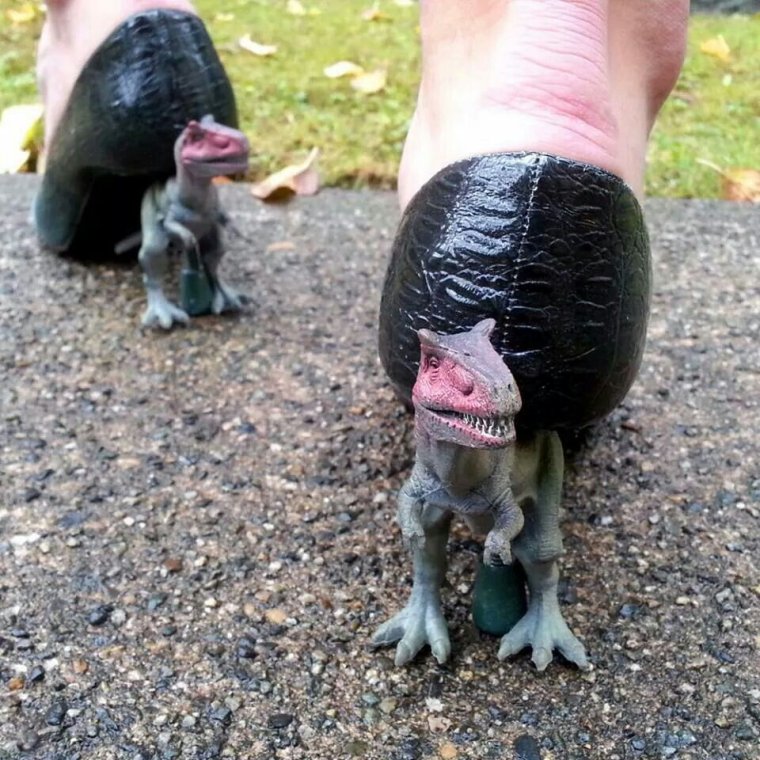 Динозавр на каблуках