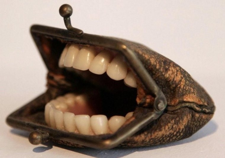 Стакан с челюстью водой