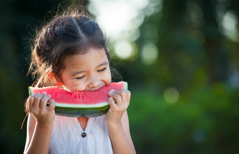 Девочка с арбузом и фруктами