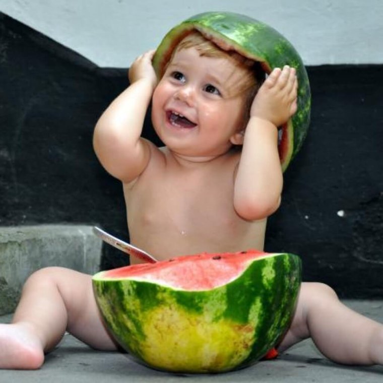 Арбуз на голову ребенку