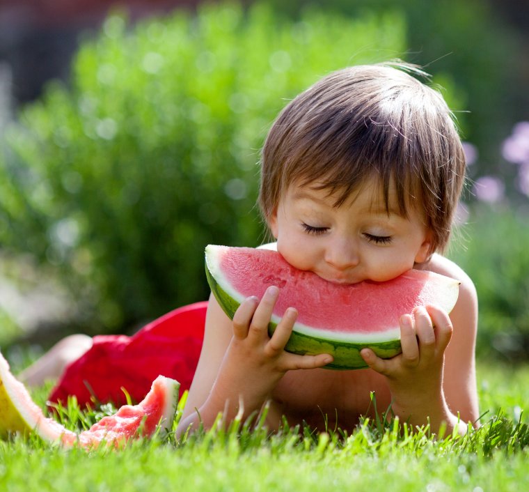 Ребенок ест Арбуз