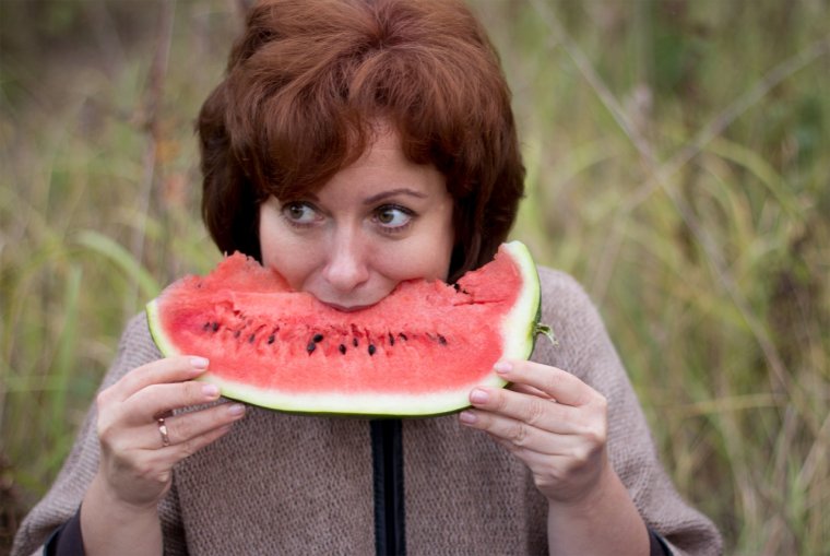 Человек ест Арбуз