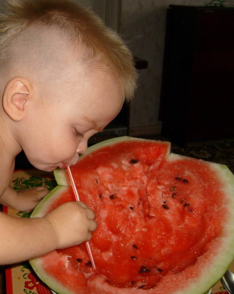 Прикол ребенок и Арбуз