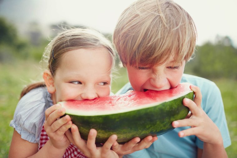 Ребенок ест Арбуз