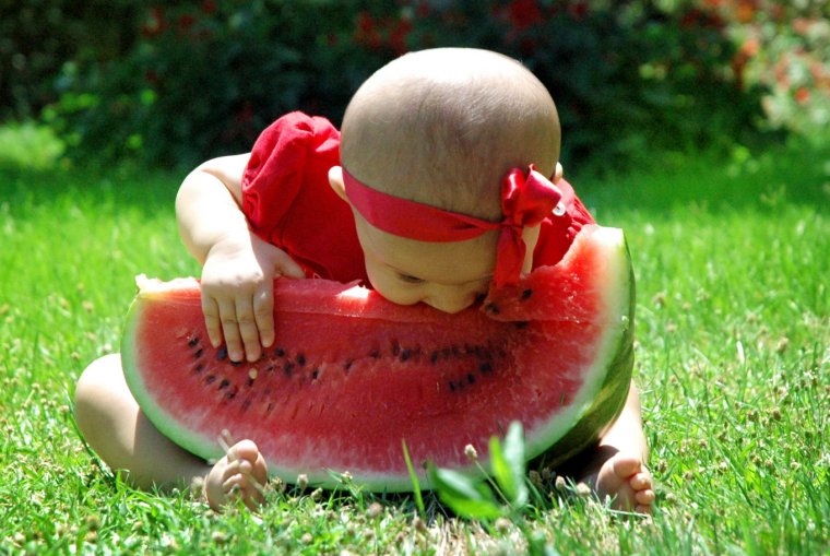 Ест Арбуз смешно
