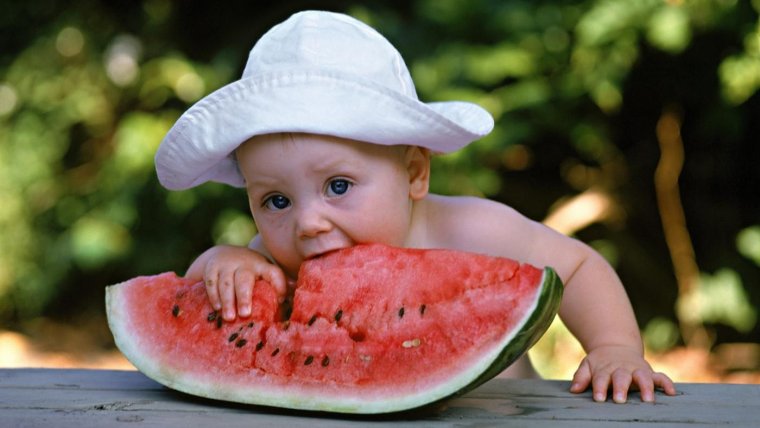 Человек ест Арбуз