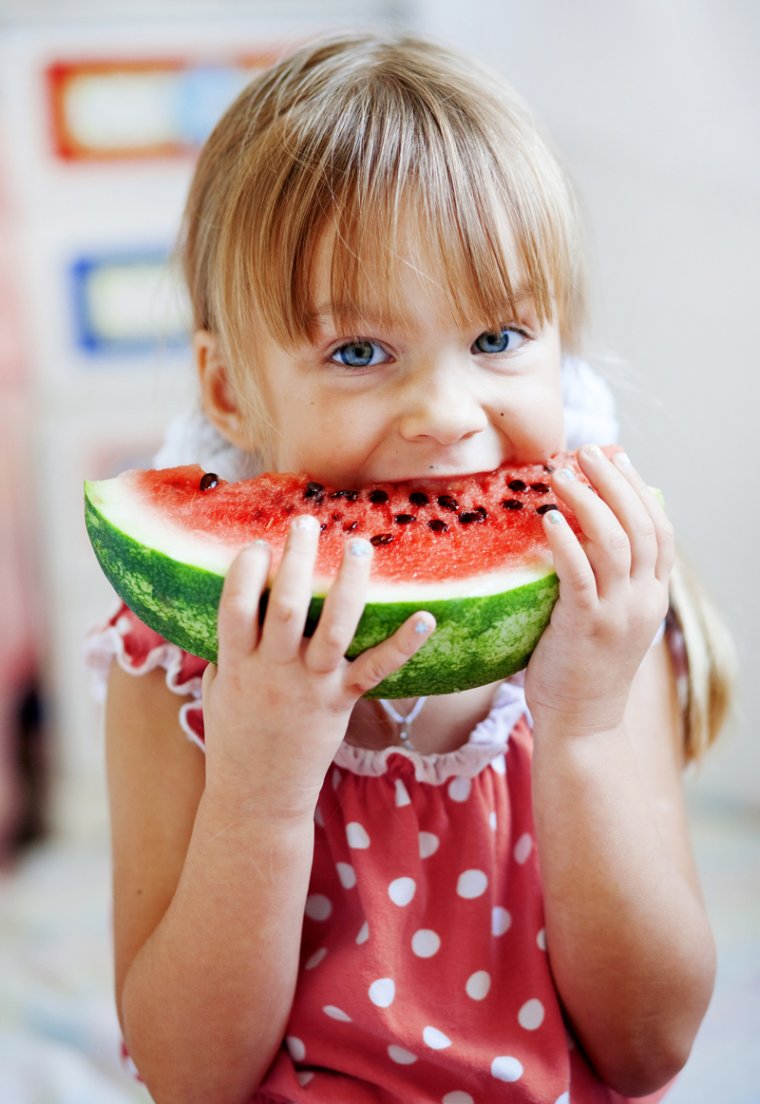 Мальчик кушает Арбуз