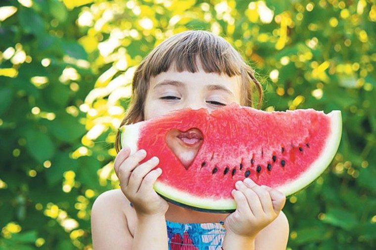 Малыш кушает Арбуз