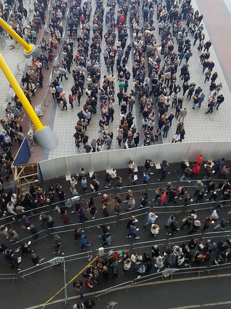 Люди в очереди