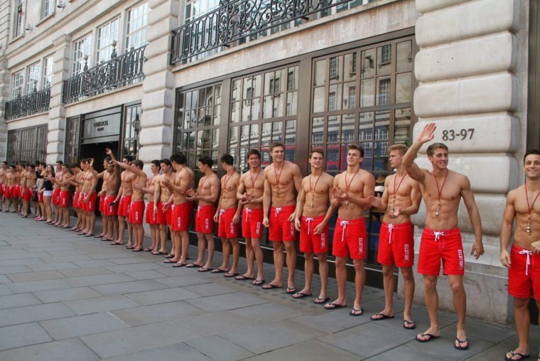 Мужчина стоит в очереди