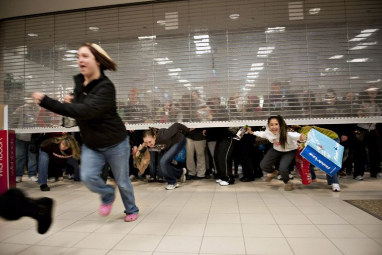 Черная пятница в США драки