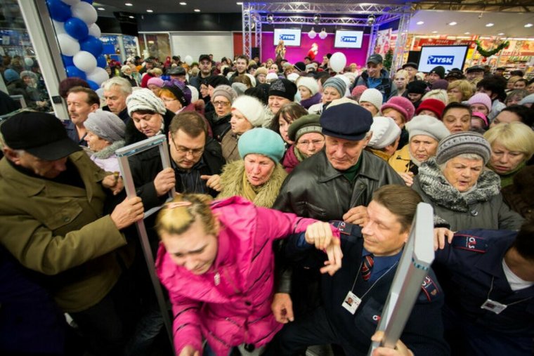 Толпа людей в магазине