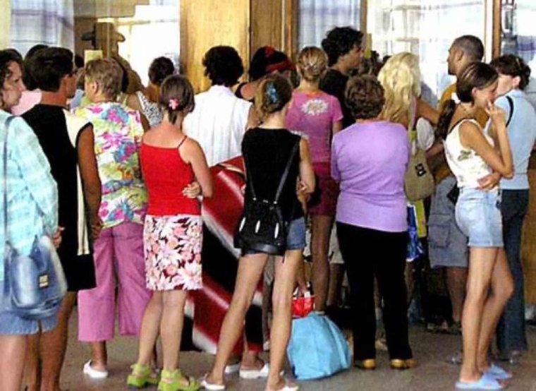 Очередь из девушек в магазин