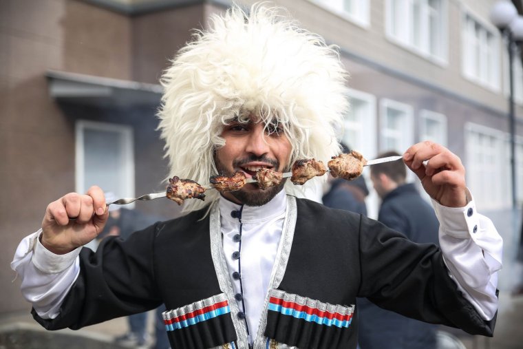 Грузин с шашлыком