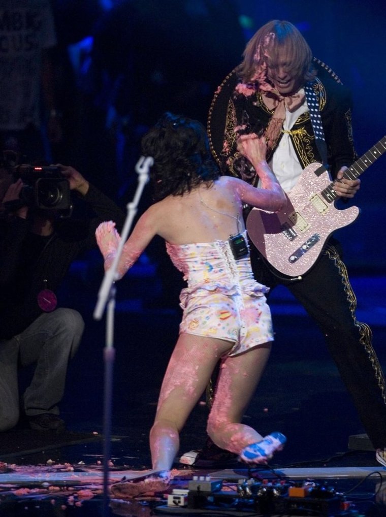 Кэти Перри прыгнула в торт