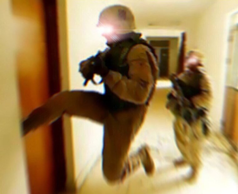 Спецназ врывается в дом