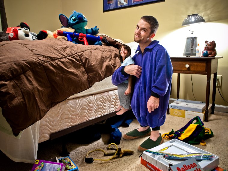 Пара улыбается