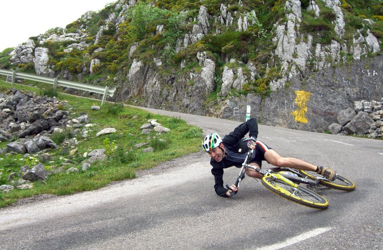 Велосипедист на серпантине